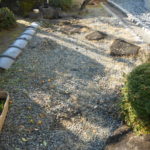 お庭砂利の敷直し（防草工事）